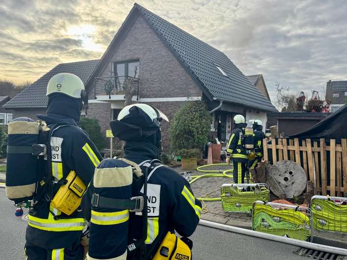 FW-BO: Ausgedehnter Zimmerbrand in Wattenscheid-Höntrop - Zwei Hunde sterben