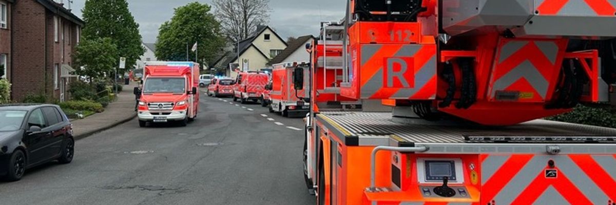 FW-GL: Feuerwehr findet verstorbene Person nach Wohnungsbrand im Stadtteil Nußbaum von Bergisch Gladbach