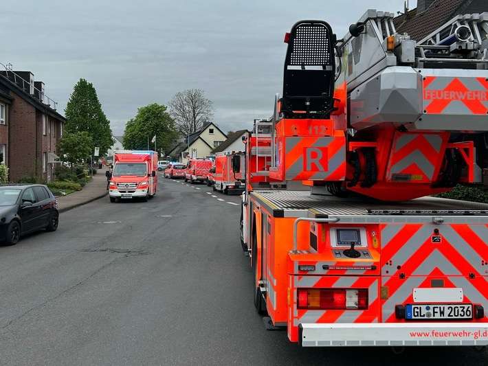 FW-GL: Feuerwehr findet verstorbene Person nach Wohnungsbrand im Stadtteil Nußbaum von Bergisch Gladbach