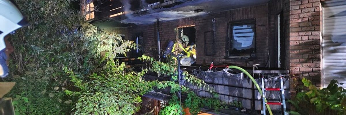 FW Grevenbroich: Sechs Bewohner nach Feuer auf Balkon im Krankenhaus / Zwei Brände fordern Grevenbroicher Feuerwehr während des Schützenfestes