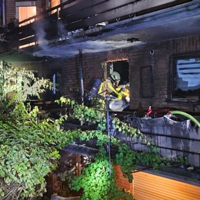 FW Grevenbroich: Sechs Bewohner nach Feuer auf Balkon im Krankenhaus / Zwei Brände fordern Grevenbroicher Feuerwehr während des Schützenfestes