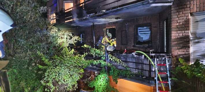 FW Grevenbroich: Sechs Bewohner nach Feuer auf Balkon im Krankenhaus / Zwei Brände fordern Grevenbroicher Feuerwehr während des Schützenfestes