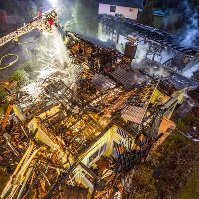 FW Lüchow-Dannenberg: +++ Einsatzreiche Silvesternacht für die Feuerwehren in Lüchow-Dannenberg +++ Wohnhäuser in Gefahr +++ Wohnhaus in Zernien unbewohnbar +++ Feuerwehr bis in die Mittagsstunden im Einsatz +++