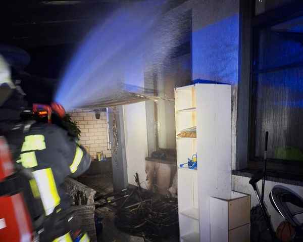FW Rösrath: Doppelte Feuermeldung in der Nacht