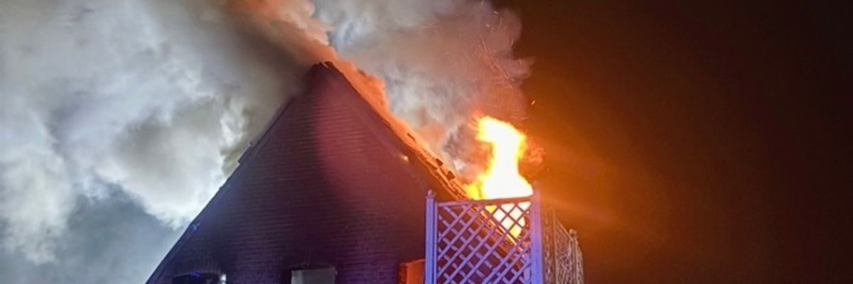 FW-RE: Massiver Wohnungsbrand - eine schwerstverletzte Person durch Kräfte der Feuerwehr gerettet