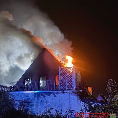FW-RE: Massiver Wohnungsbrand - eine schwerstverletzte Person durch Kräfte der Feuerwehr gerettet