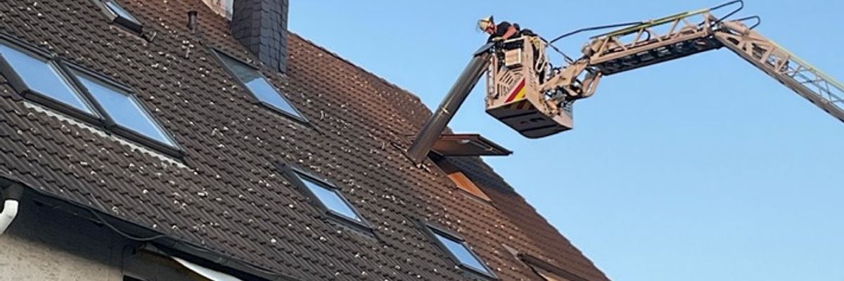 FW-DO: Kaminrohr droht auf Straße zu stürzen - Einsatz mit Drehleiter