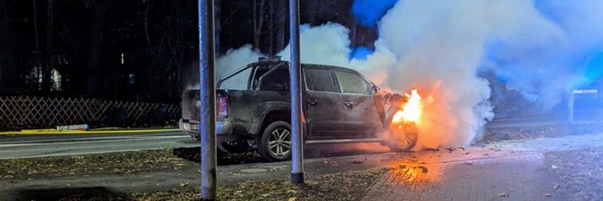 FW-KLE: Auto und Toilettenpapier brennen - ein Verletzter bei zwei Einsätzen der Freiwilligen Feuerwehr Bedburg-Hau