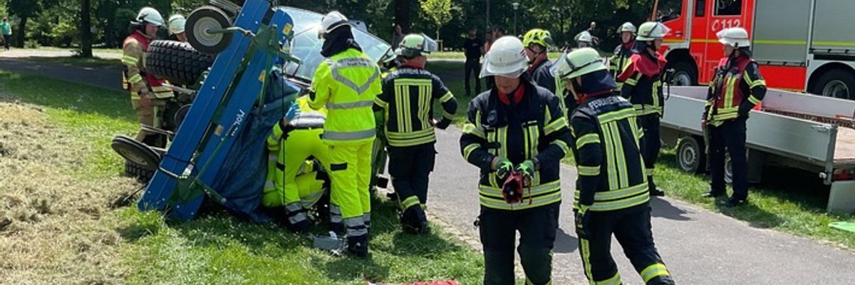 FW-BN: Arbeitsunfall in der Beueler Rheinaue - Arbeiter unter Traktor eingeklemmt