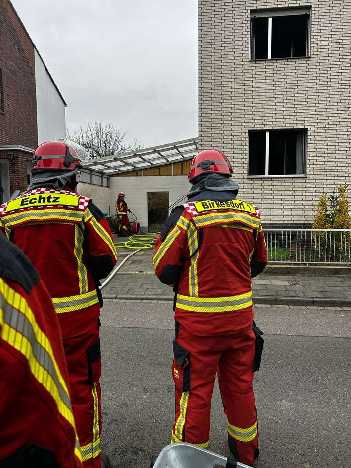 FW Düren: Zwei parallele Einsätze im Stadtgebiet Düren