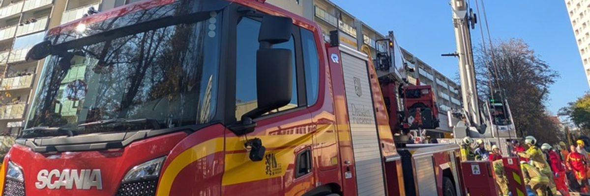 FW Dresden: Rettung aus Baustelle und Fahrzeugbrand