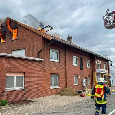 FW Porta Westfalica: 25.03.2026 - Dachstuhlbrand in Eisbergen / Bäckerei betroffen