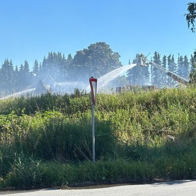 FW-ROW: Großfeuer in Sittensen: Lagerhalle brennt vollständig nieder