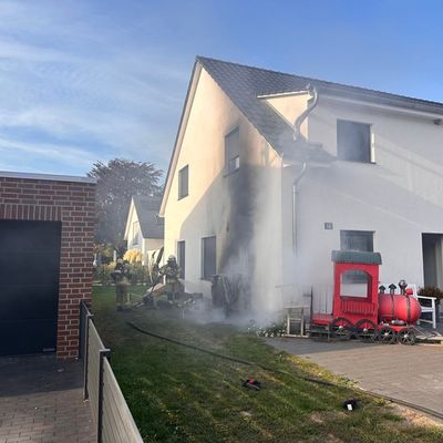 FW Lehrte: Wärmepumpe gerät in Ahlten in Brand Flammen drohen auf Wohnhaus überzugreifen