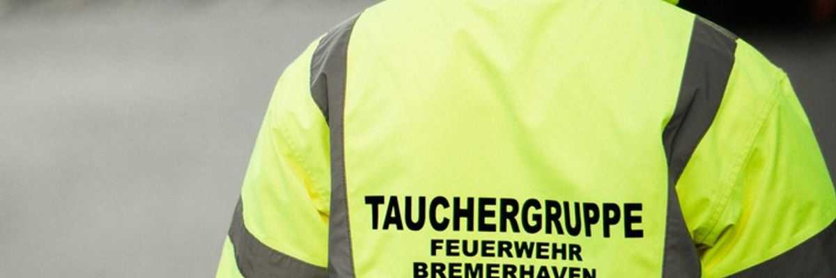 FW Bremerhaven: Person in Hafenbecken - beherztes Eingreifen rettet Urlauber