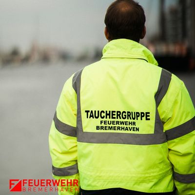 FW Bremerhaven: Person in Hafenbecken - beherztes Eingreifen rettet Urlauber