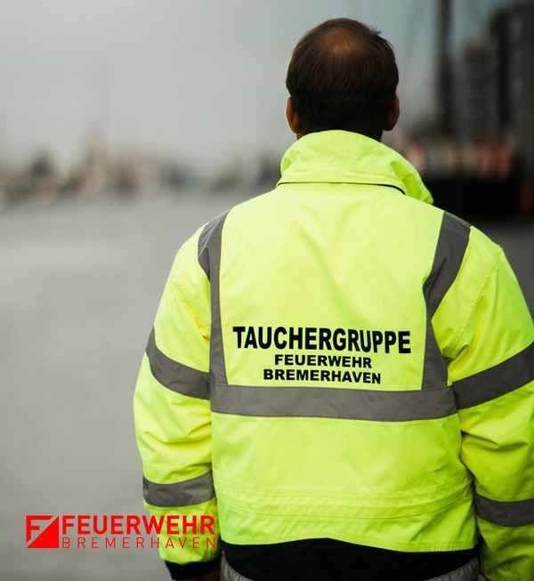 FW Bremerhaven: Person in Hafenbecken - beherztes Eingreifen rettet Urlauber