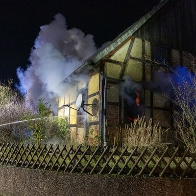 FW Porta Westfalica: 04.12.2025 - Wohnungsbrand in Eisbergen / 1 Person verstorben