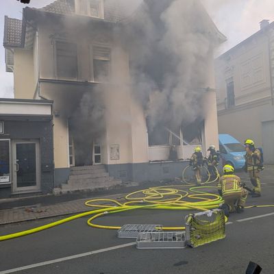 FW Menden: Zwei Verletzte bei Gebäudebrand in Pizzeria an der Unnaer Straße