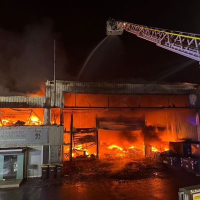 FW Minden: Großbrand einer Lagerhalle beschäftigt die Feuerwehr zwei Tage