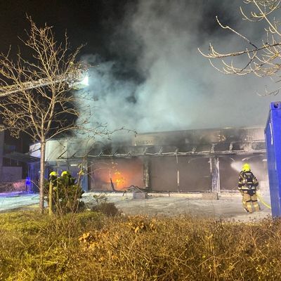 FW-PI: Pinneberg: Abschlussmeldung: Großfeuer in Sanitätshaus nach 7 Stunden gelöscht