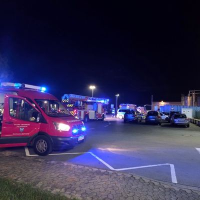 FW-AR: Brand in Chemiebetrieb in Arnsberg-Bruchhausen - Schnelles Eingreifen der Feuerwehr verhindert Ausbreitung