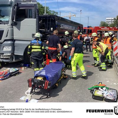 FW-M: Fahrradfahrerin von Lkw überrollt und eingeklemmt (Laim)