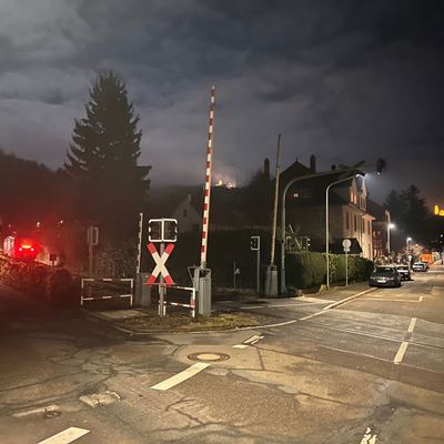 FW Weinheim: Auto landet auf den Gleisen am Bahnübergang Bergstraße. Feuerwehr hebt festgefahrenen Volkswagen mit Hebekissen aus dem Gleisbett