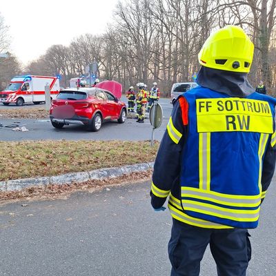 FW-ROW: Schwerer Verkehrsunfall auf der B215 - Großaufgebot an Rettungskräften