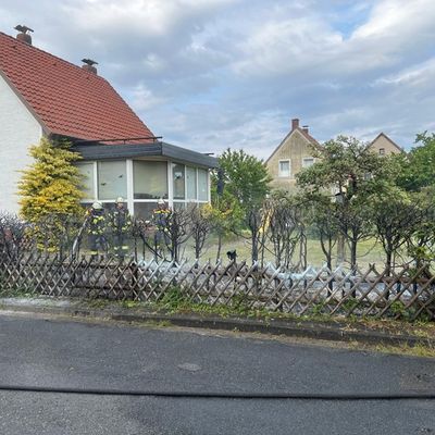 FW Celle: Aufmerksame Nachbarn verhindern Brandausbreitung - Heckenbrand am Nachmittag!