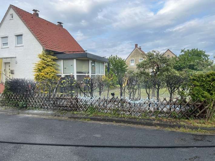 FW Celle: Aufmerksame Nachbarn verhindern Brandausbreitung - Heckenbrand am Nachmittag!