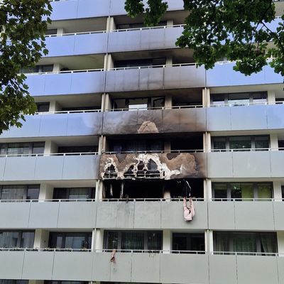 FW-Erkrath: Wohnungsbrand in Mehrfamilienhaus mit umfangreicher Menschenrettung - Acht Verletzte, davon drei leichtverletzte Feuerwehrangehörige