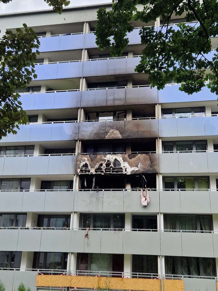 FW-Erkrath: Wohnungsbrand in Mehrfamilienhaus mit umfangreicher Menschenrettung - Acht Verletzte, davon drei leichtverletzte Feuerwehrangehörige