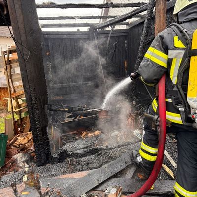 KFV Bodenseekreis: Schuppen im Vollbrand am Funkensonntag