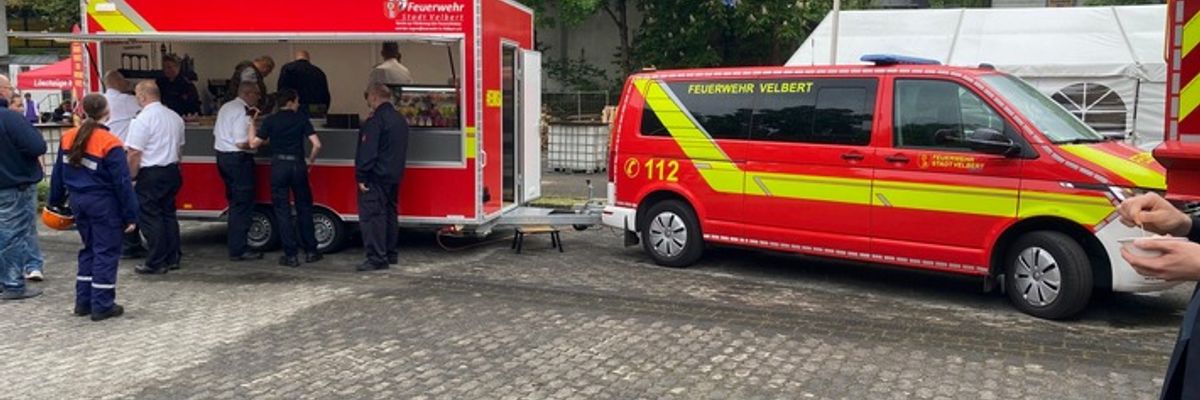 FW-Velbert: -Korrektur- Neuer Versorgungsanhänger für die Feuerwehr Velbert übergeben