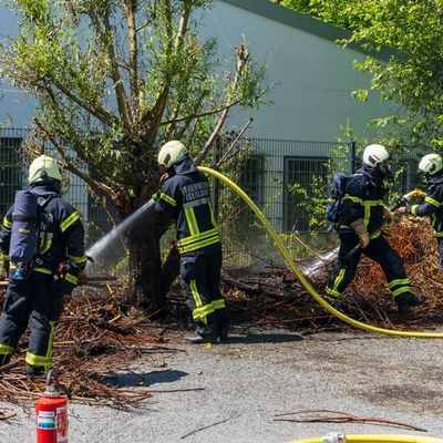 FW-MK: Zeitgleiche Vegetationsbrände im Iserlohner Stadtgebiet