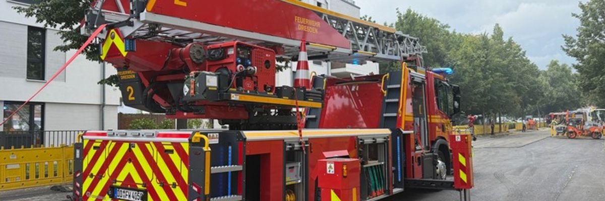 FW Dresden: Brand in Wohn- und Geschäftshaus - Feuerwehr bekämpft Brand unter schwierigen Bedingungen