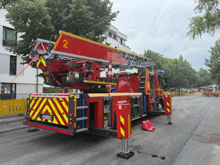 FW Dresden: Brand in Wohn- und Geschäftshaus - Feuerwehr bekämpft Brand unter schwierigen Bedingungen