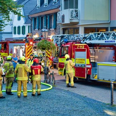 FW Ratingen: Feuerwehr Ratingen trainiert Einsatz an St. Peter und Paul