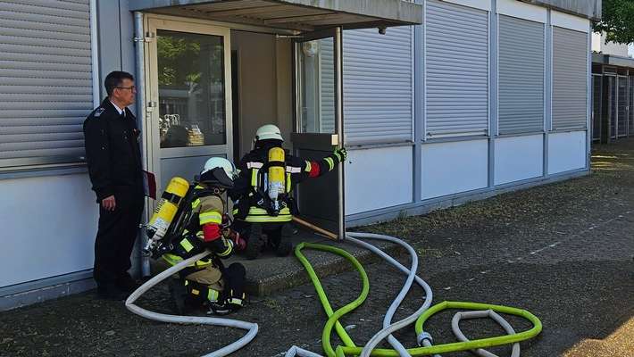 FW Sonsbeck: Großer Prüfungstag der Grundlehrgänge der Feuerwehren Xanten, Sonsbeck und Alpen