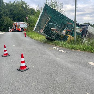 FW-EN: Transporter kippt auf die Seite - Feuerwehr Wetter (Ruhr) am Mittwochabend im Einsatz