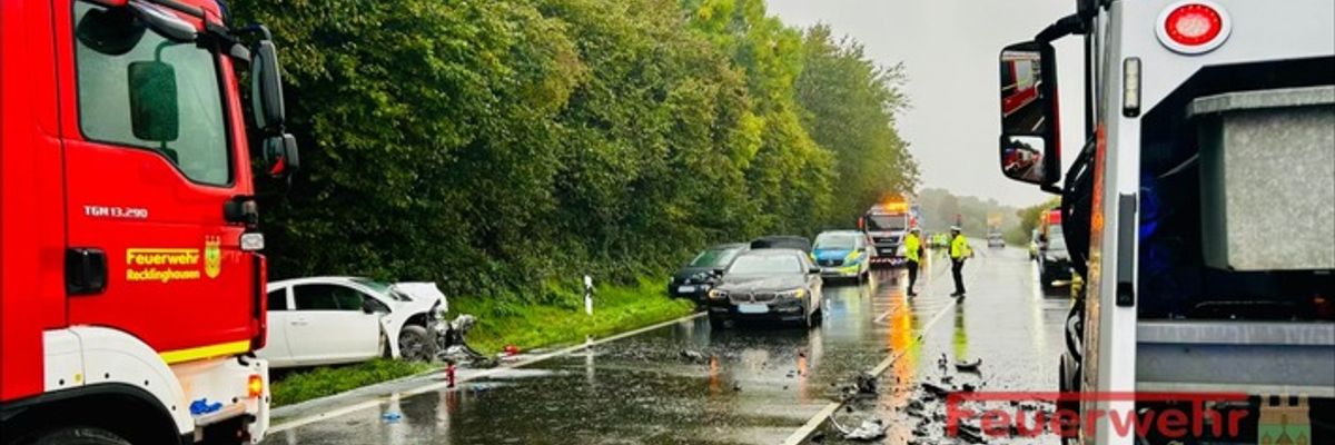 FW-RE: Frontalzusammenstoß - vier beteiligte Fahrzeuge - drei Verletzte, eine Person verstorben