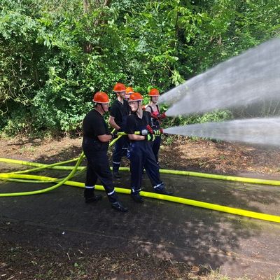 FW-AR: Jahresübung der Jugendfeuerwehr Arnsberg: Einsatz unter realistischen Bedingungen