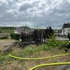 FW VG Westerburg: Tujahecke steht in Flammen - Rauchsäule von weitem sichtbar