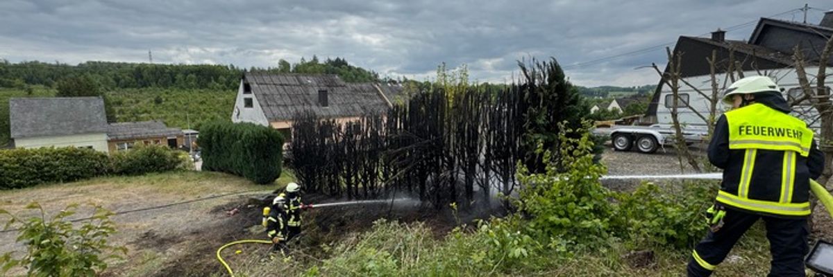 FW VG Westerburg: Tujahecke steht in Flammen - Rauchsäule von weitem sichtbar