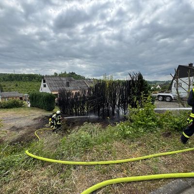 FW VG Westerburg: Tujahecke steht in Flammen - Rauchsäule von weitem sichtbar