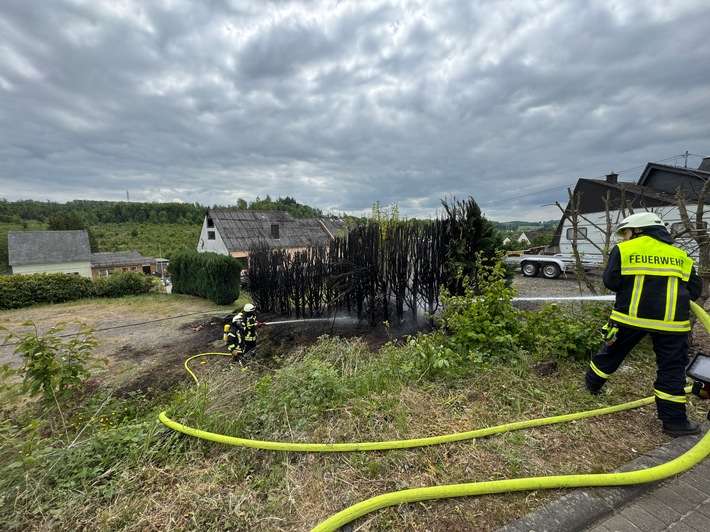 FW VG Westerburg: Tujahecke steht in Flammen - Rauchsäule von weitem sichtbar