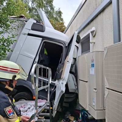 KFV-CW: LKW stürzt Böschung hinunter / Fahrer schwer verletzt / Straße bis frühen Abend gesperrt
