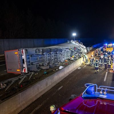 FW Porta Westfalica: 16.12.2025 - BAB2: Schwerer LKW-Unfall / 1 lebensgefährlich verletzte Person