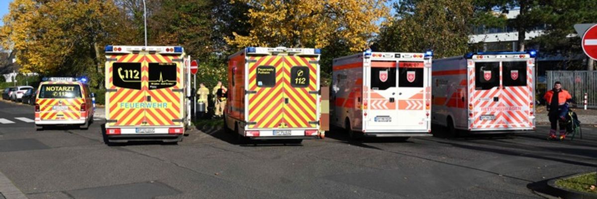 FW Pulheim: Schulbusse kollidieren an Pulheimer Gymnasium